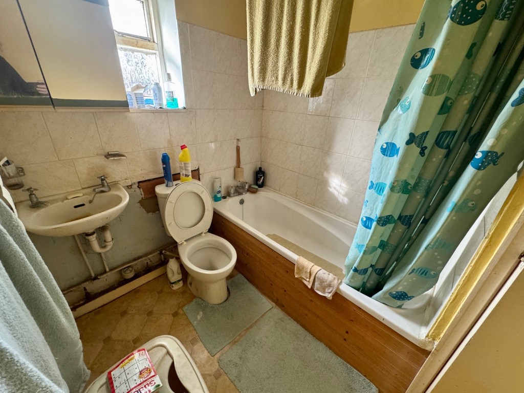 Lot: 131 - FREEHOLD INVESTMENT OF TWO FLATS - First floor flat - bathroom